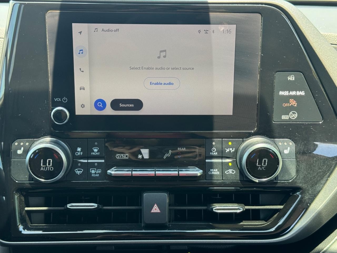Toyota Highlander Vehicle Full-screen Gallery Image 15