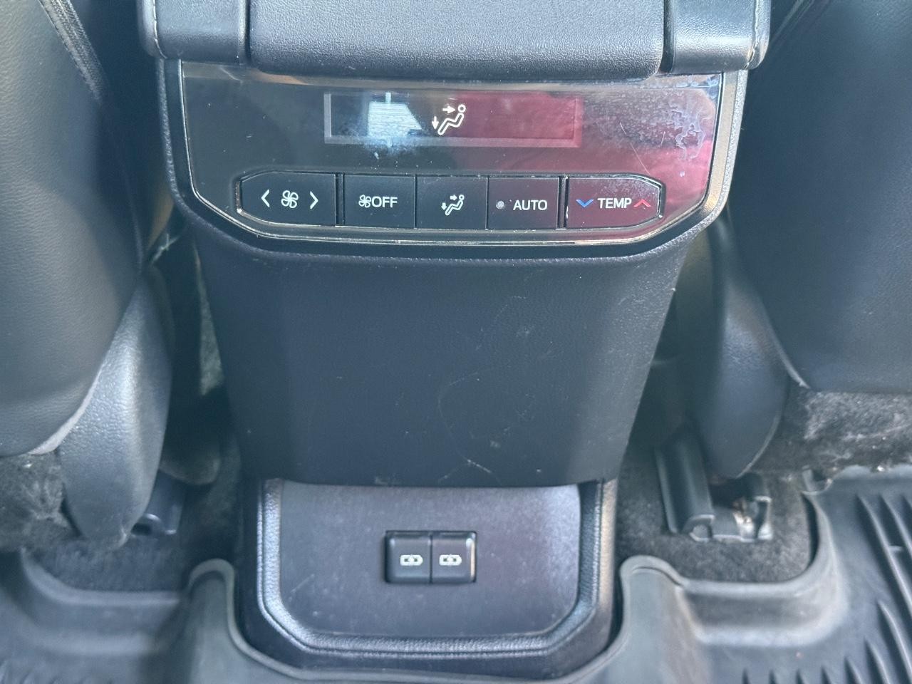 Toyota Highlander Vehicle Full-screen Gallery Image 17