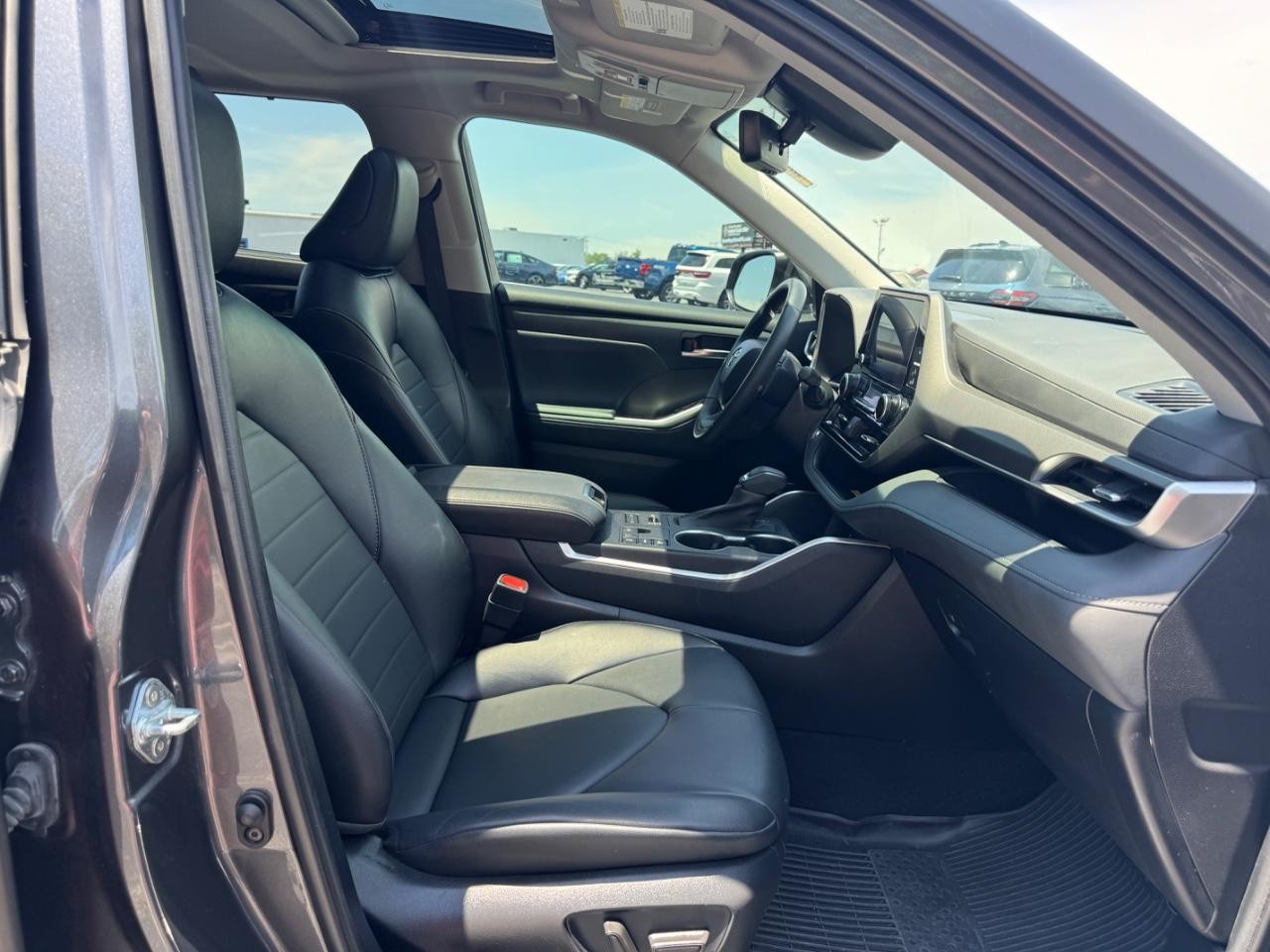 Toyota Highlander Vehicle Full-screen Gallery Image 18