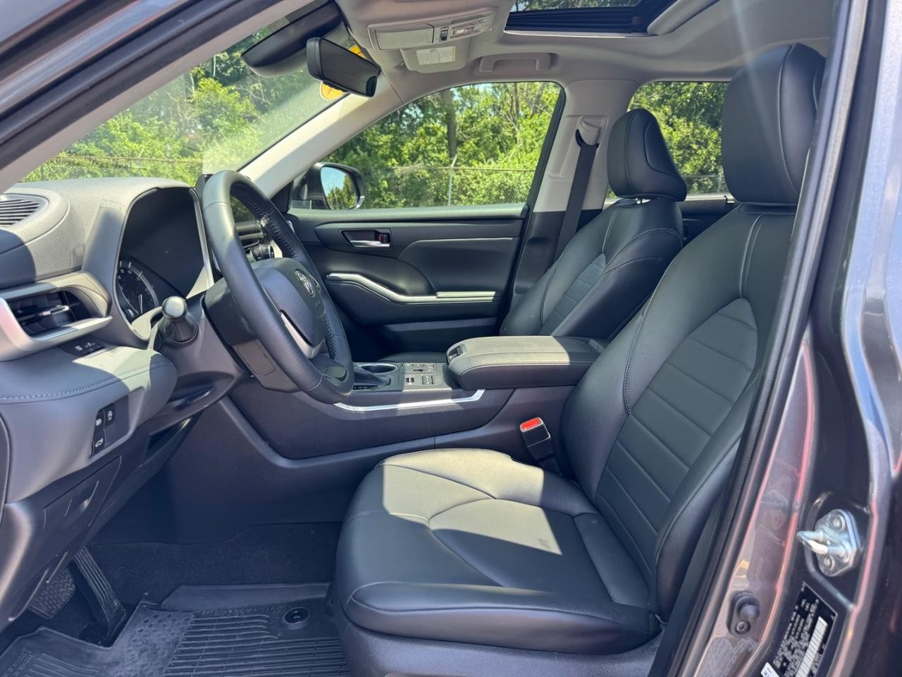 Toyota Highlander Vehicle Full-screen Gallery Image 19