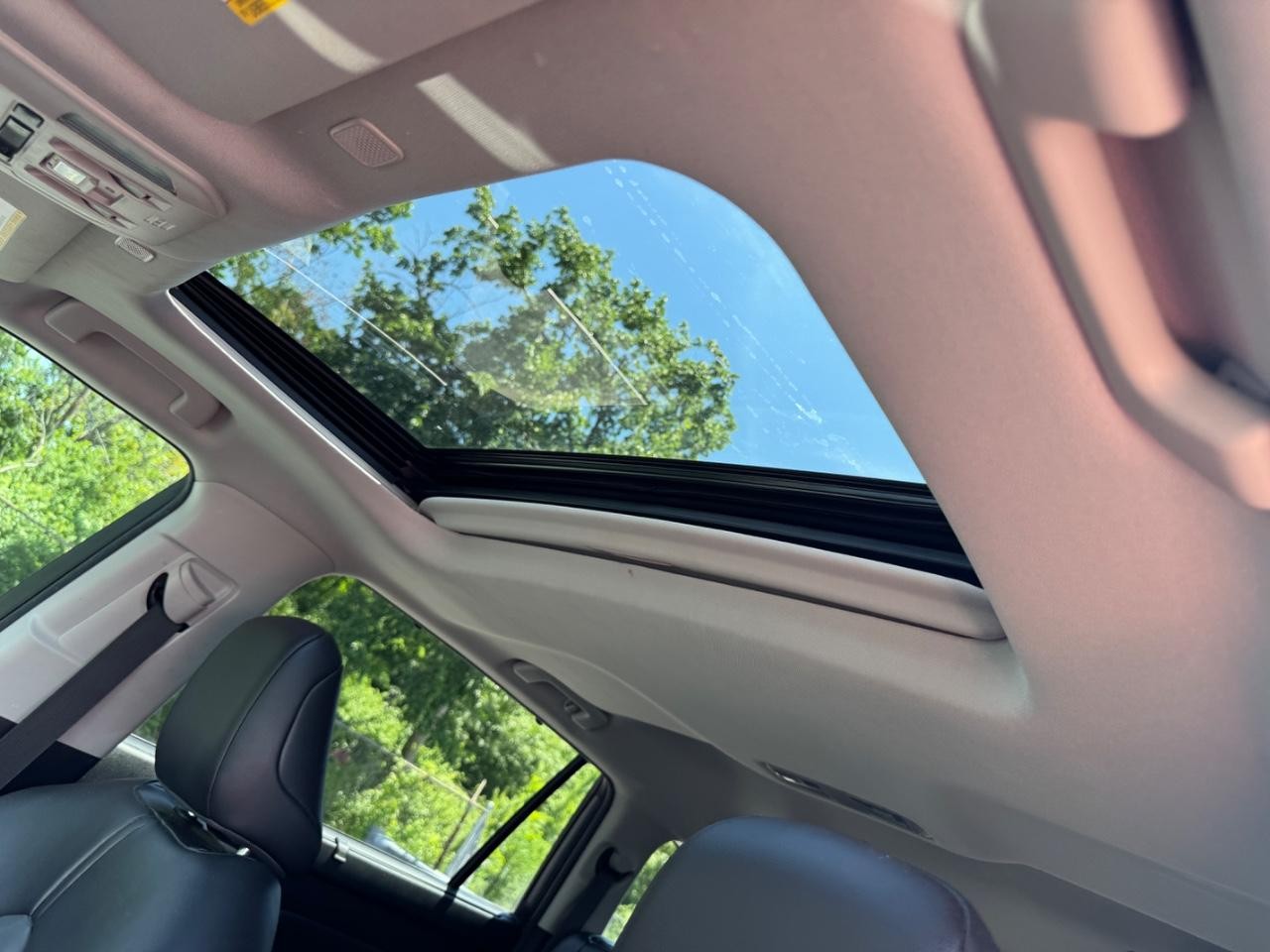 Toyota Highlander Vehicle Full-screen Gallery Image 20