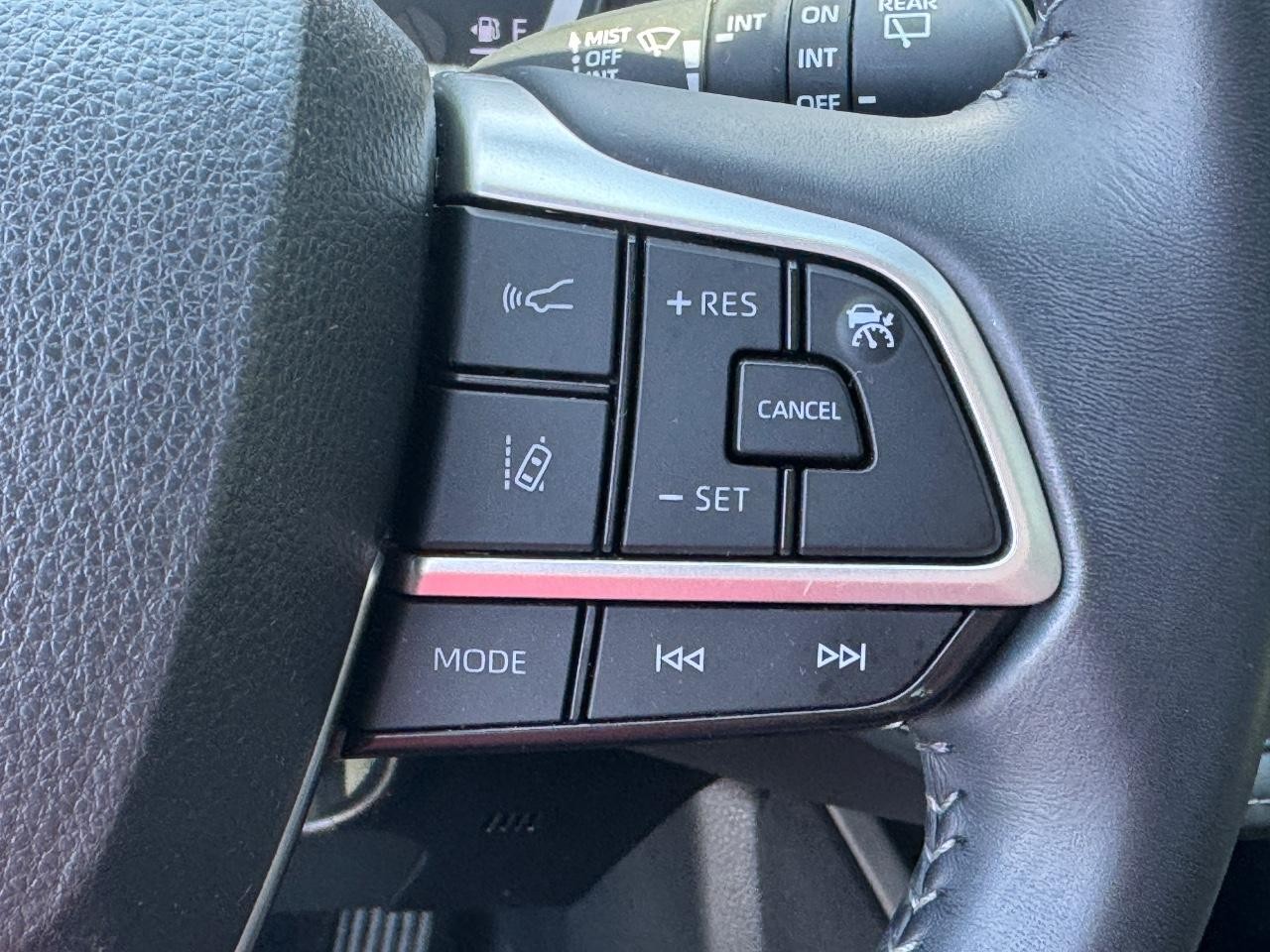 Toyota Highlander Vehicle Full-screen Gallery Image 23