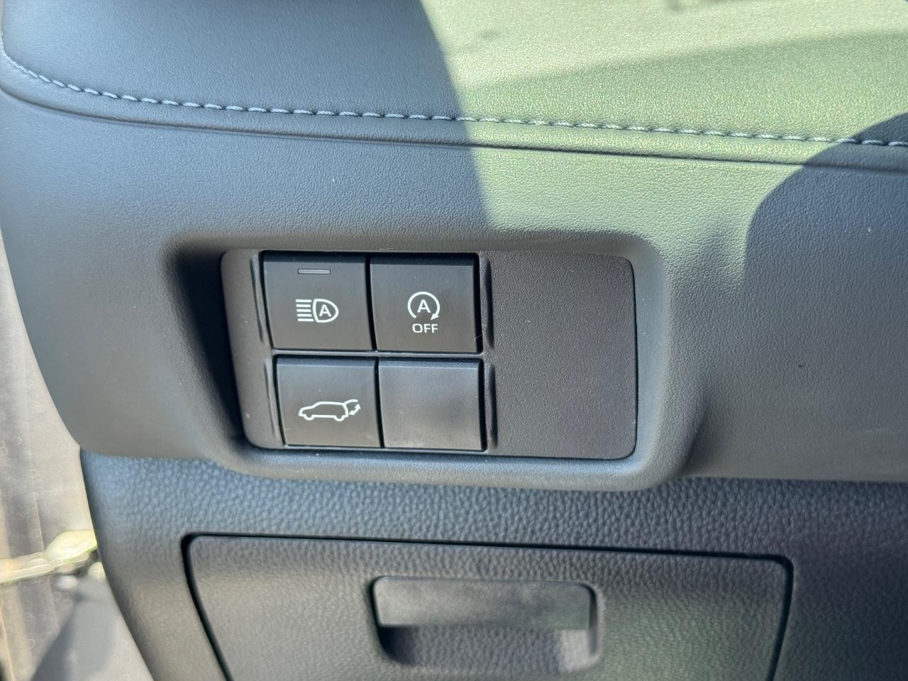 Toyota Highlander Vehicle Full-screen Gallery Image 24