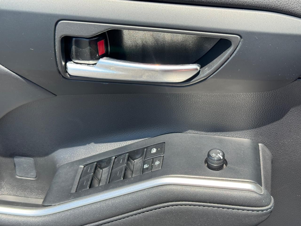 Toyota Highlander Vehicle Full-screen Gallery Image 26