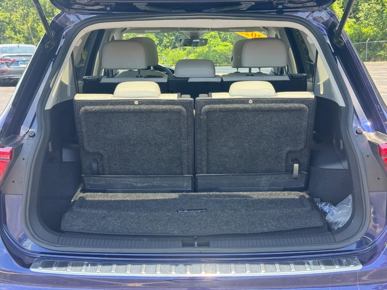 Volkswagen Tiguan Vehicle Full-screen Gallery Image 05