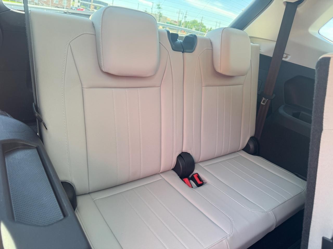 Volkswagen Tiguan Vehicle Full-screen Gallery Image 12