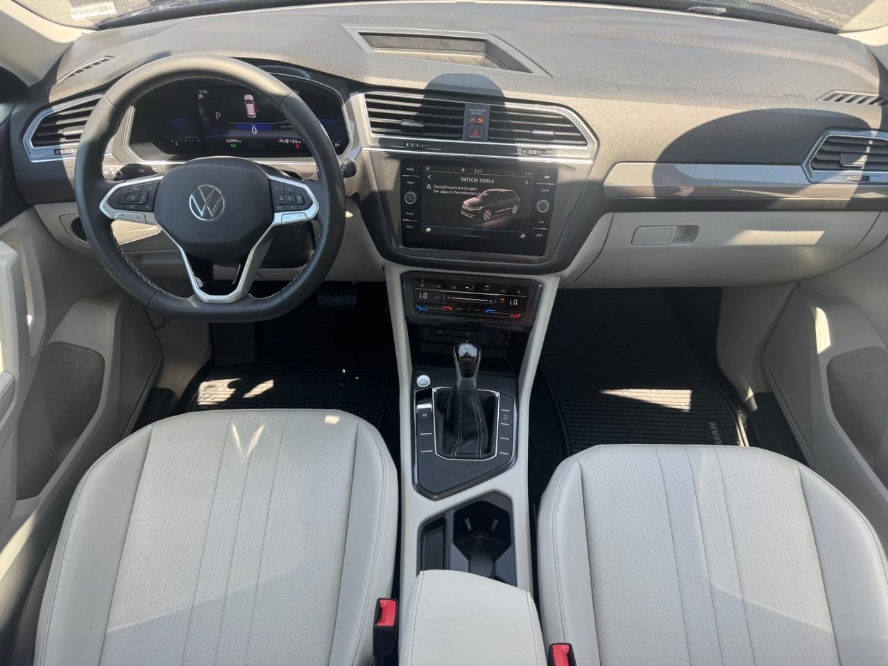 Volkswagen Tiguan Vehicle Full-screen Gallery Image 13