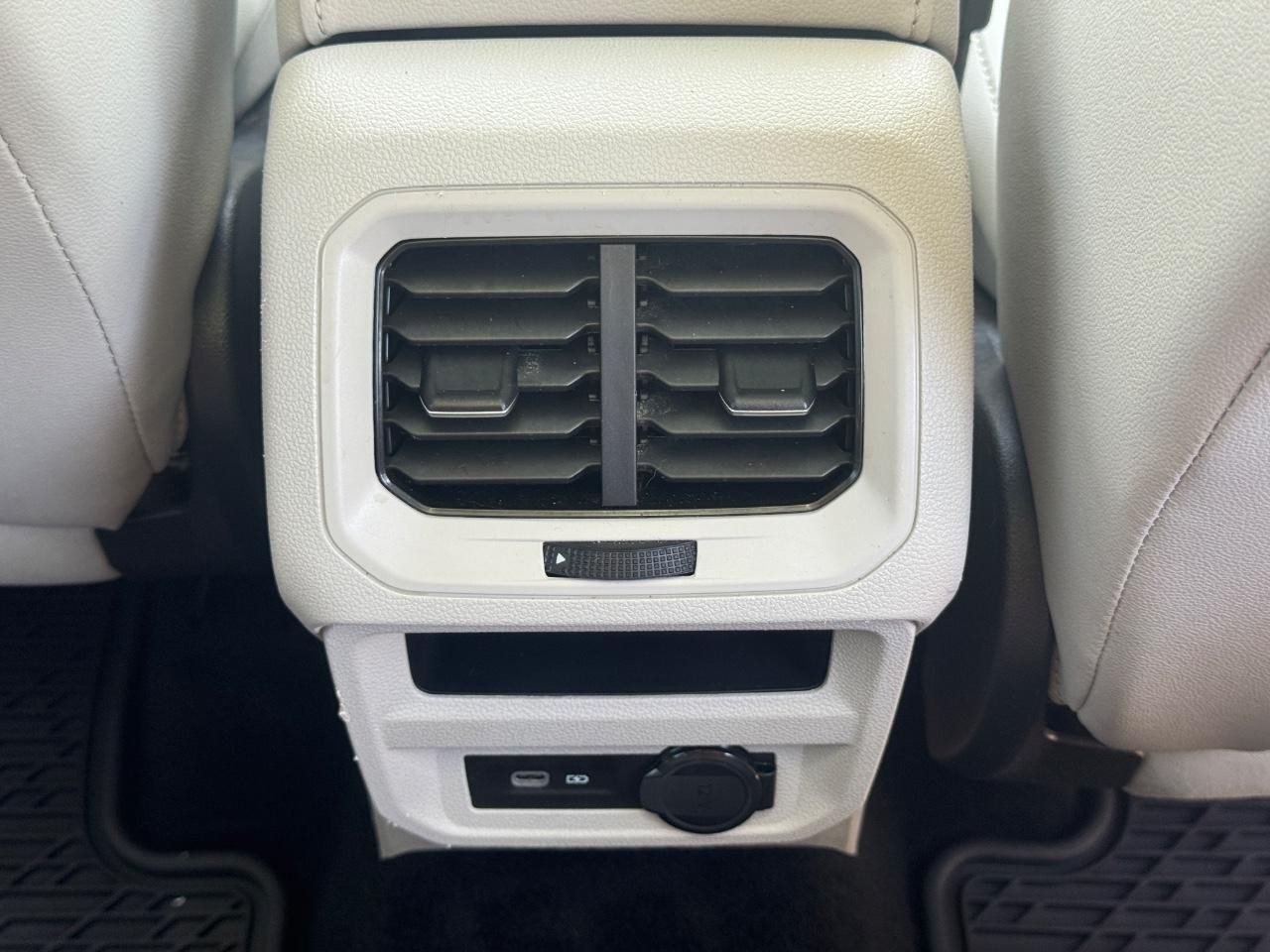 Volkswagen Tiguan Vehicle Full-screen Gallery Image 18