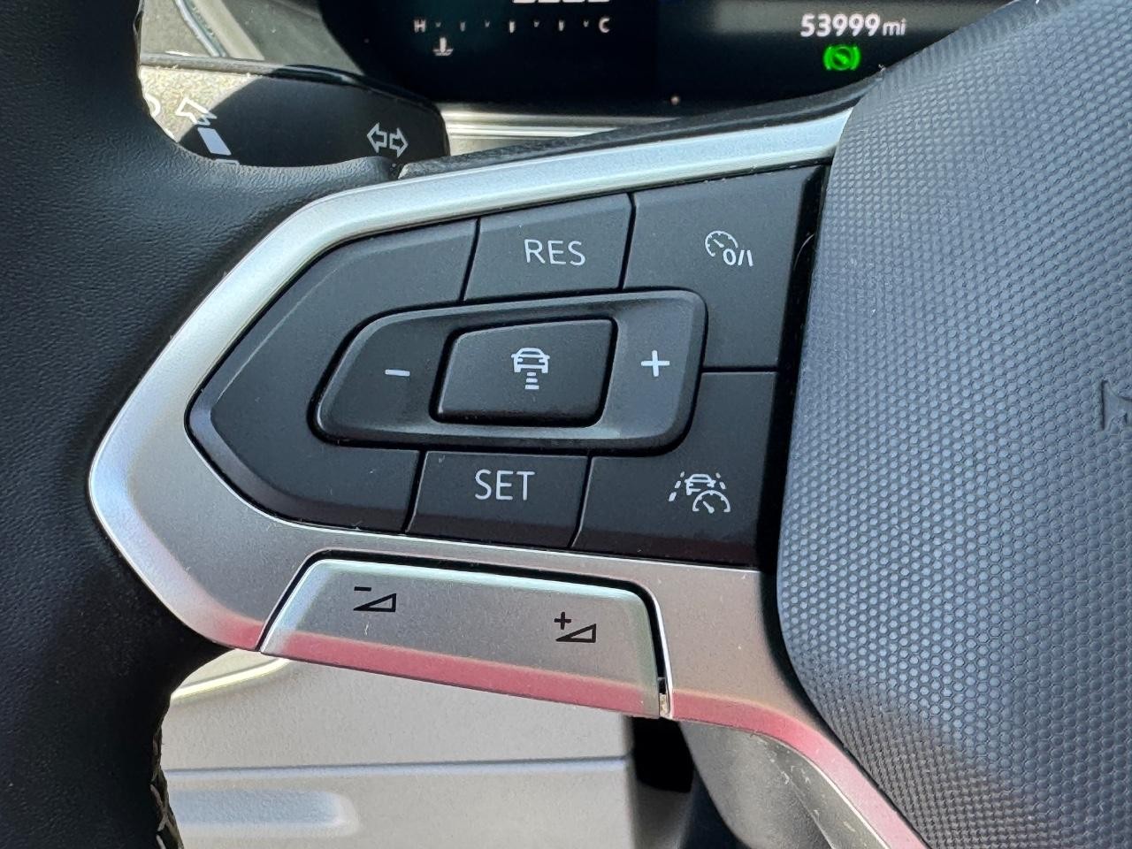 Volkswagen Tiguan Vehicle Full-screen Gallery Image 23