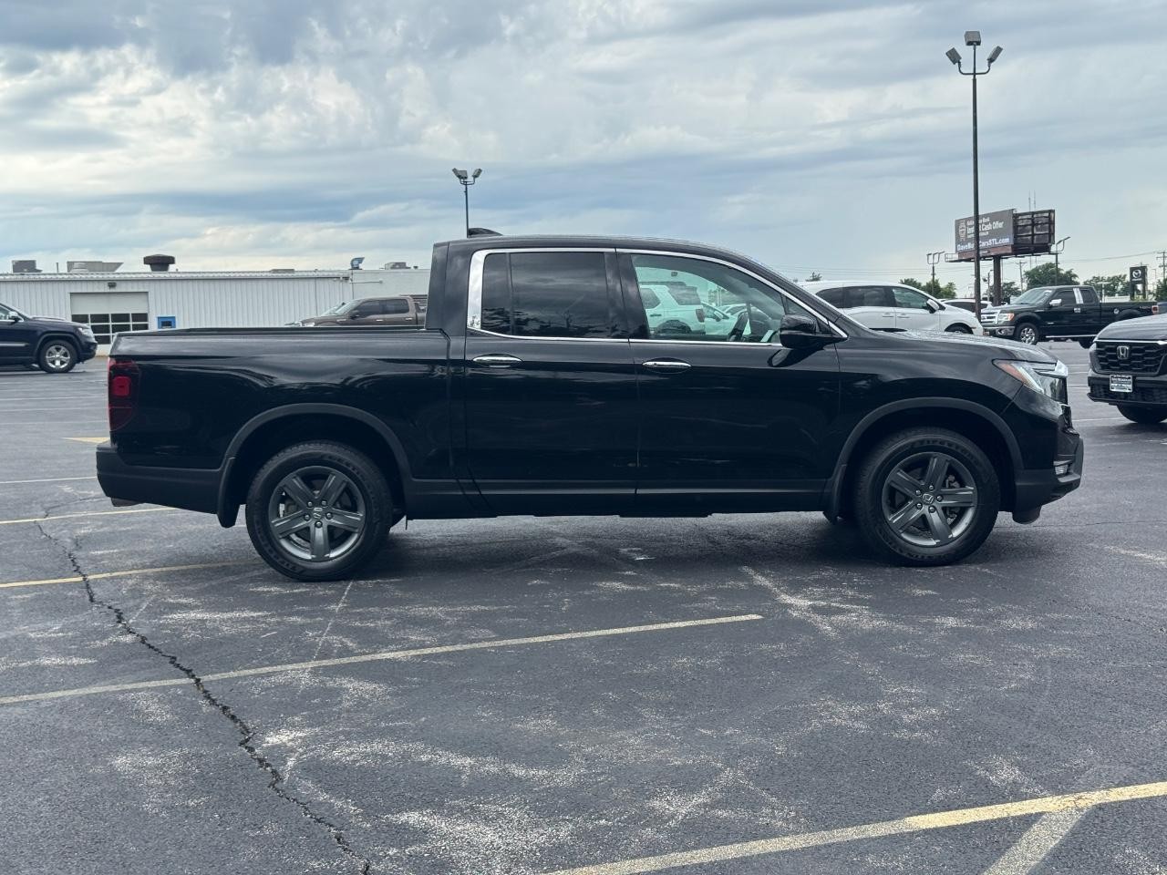 Honda Ridgeline Vehicle Full-screen Gallery Image 03