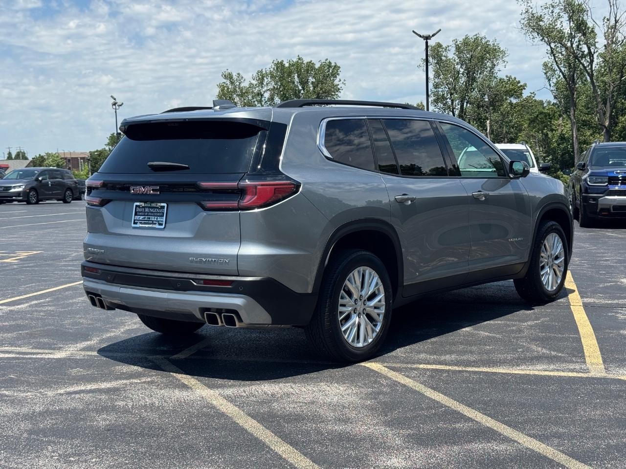 GMC Acadia Vehicle Full-screen Gallery Image 04