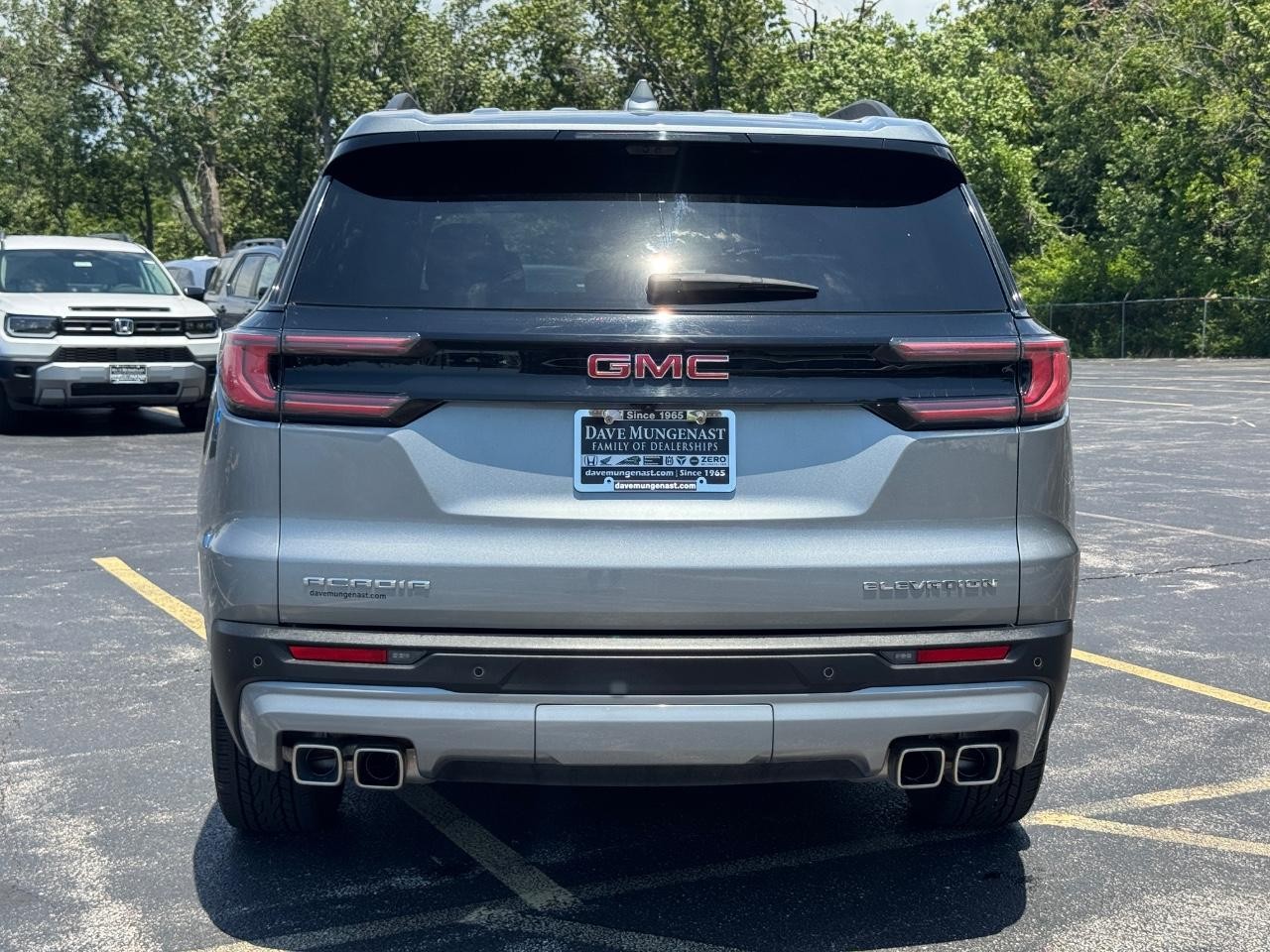 GMC Acadia Vehicle Full-screen Gallery Image 06