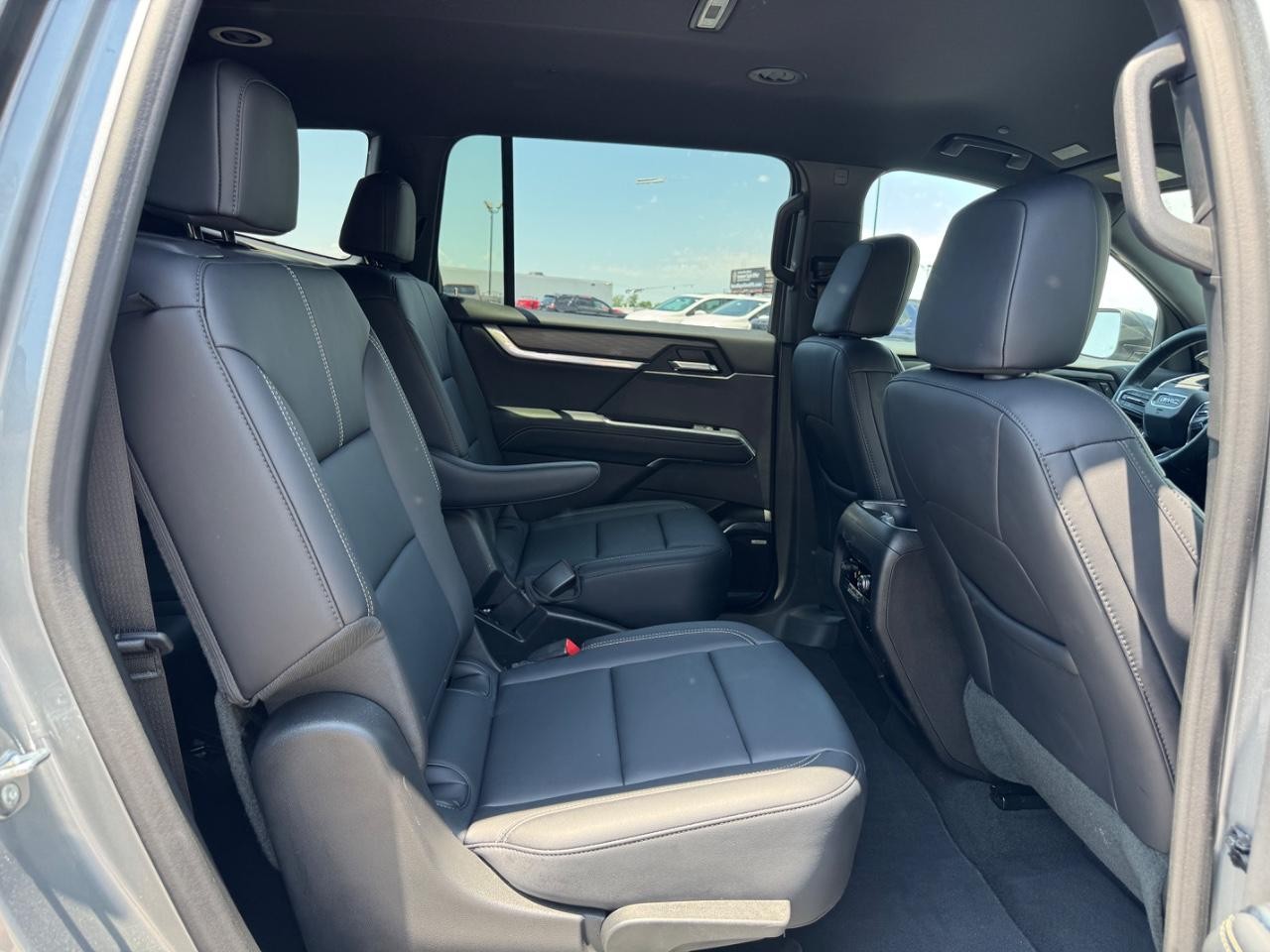 GMC Acadia Vehicle Full-screen Gallery Image 11