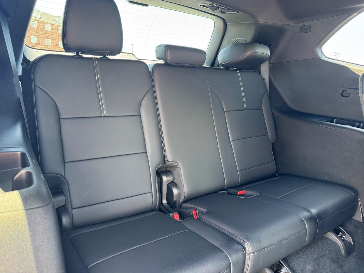 GMC Acadia Vehicle Full-screen Gallery Image 12