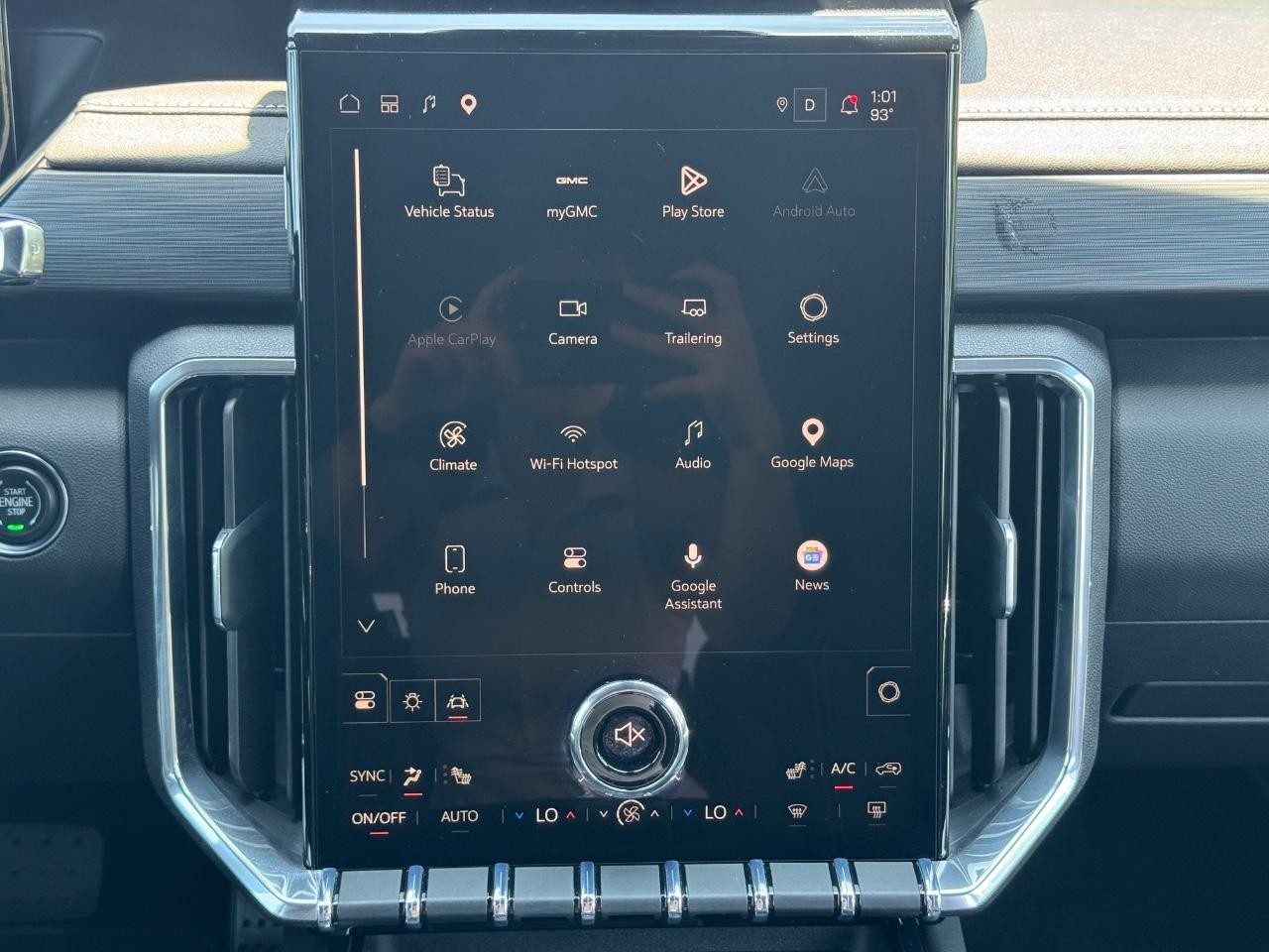 GMC Acadia Vehicle Full-screen Gallery Image 15