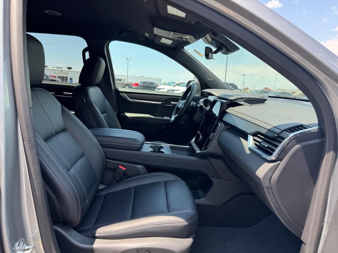 GMC Acadia Vehicle Full-screen Gallery Image 17