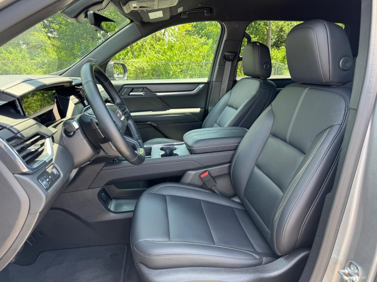 GMC Acadia Vehicle Full-screen Gallery Image 18
