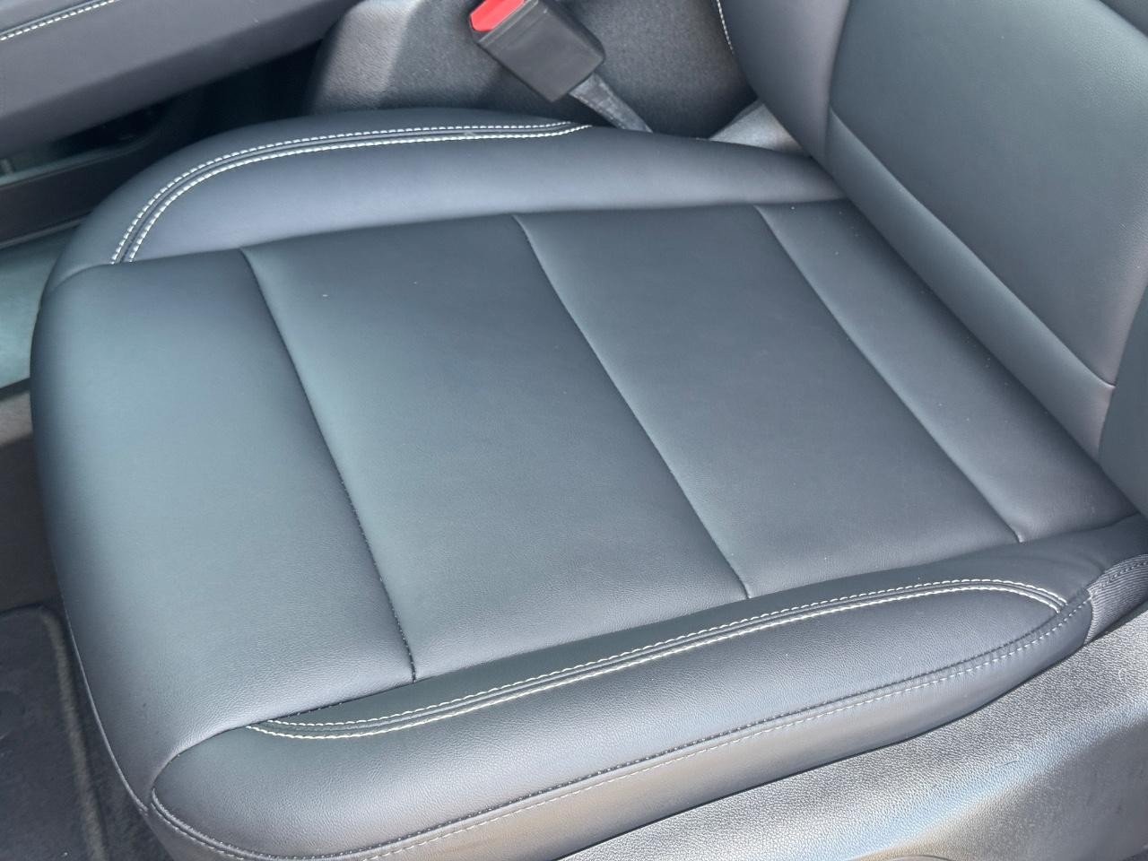 GMC Acadia Vehicle Full-screen Gallery Image 26