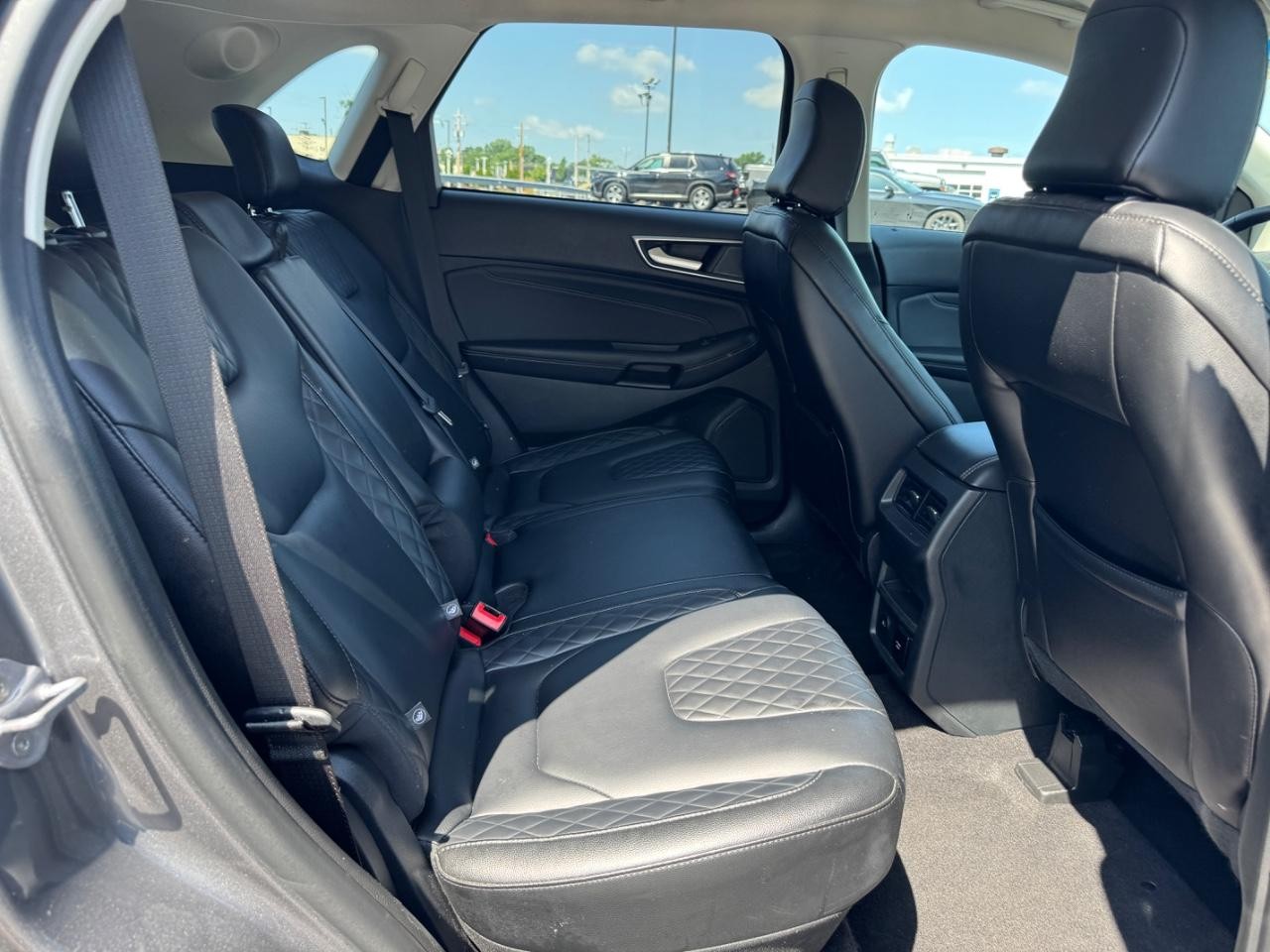 Ford Edge Vehicle Full-screen Gallery Image 11