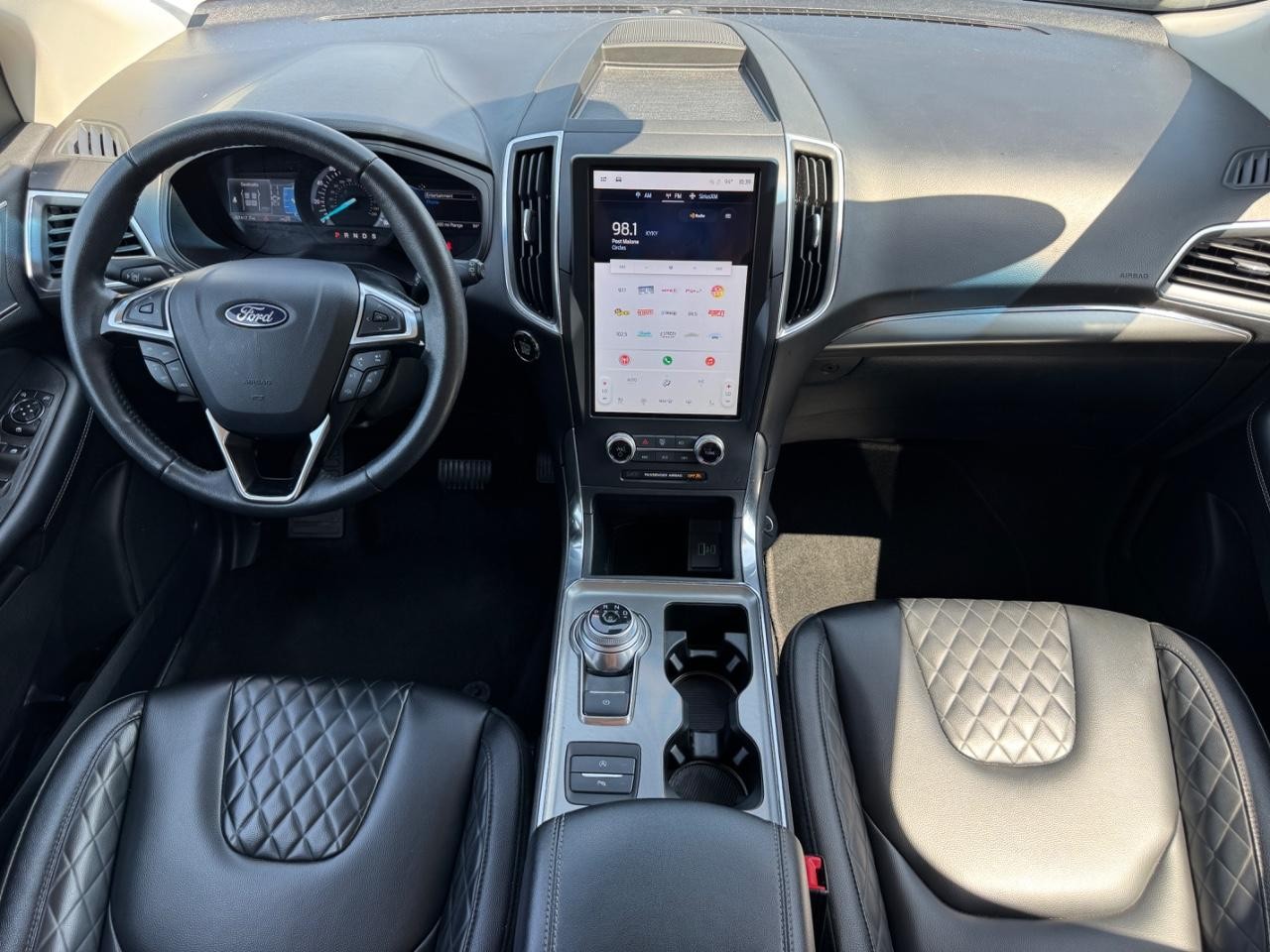 Ford Edge Vehicle Full-screen Gallery Image 12