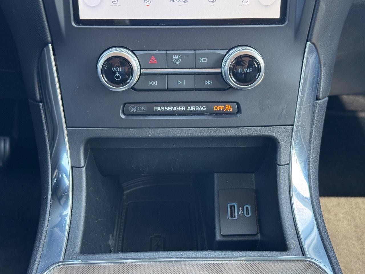 Ford Edge Vehicle Full-screen Gallery Image 15