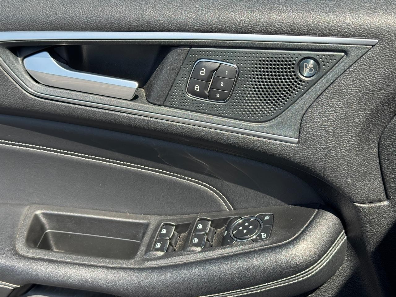 Ford Edge Vehicle Full-screen Gallery Image 25