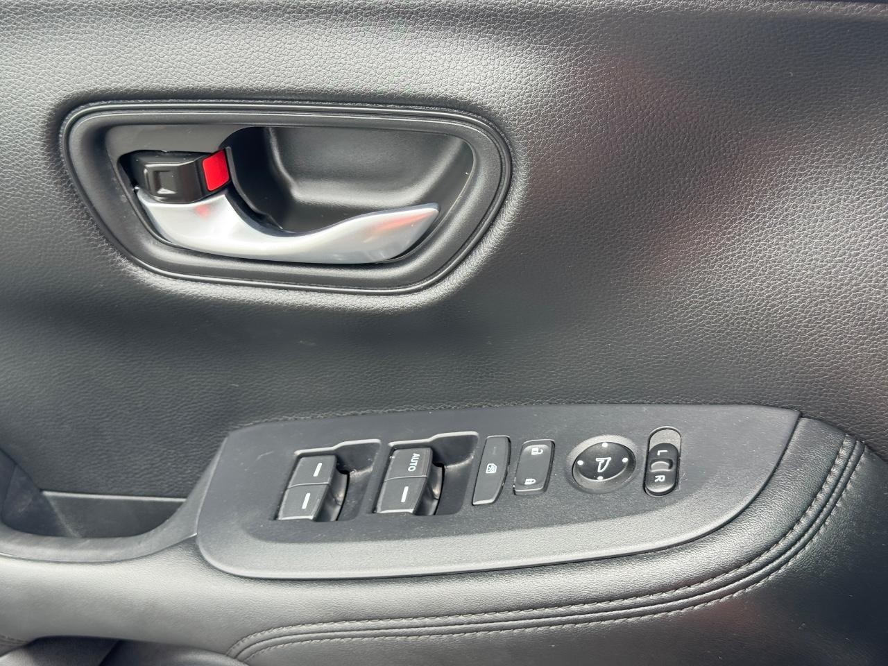 Honda HR-V Vehicle Full-screen Gallery Image 24