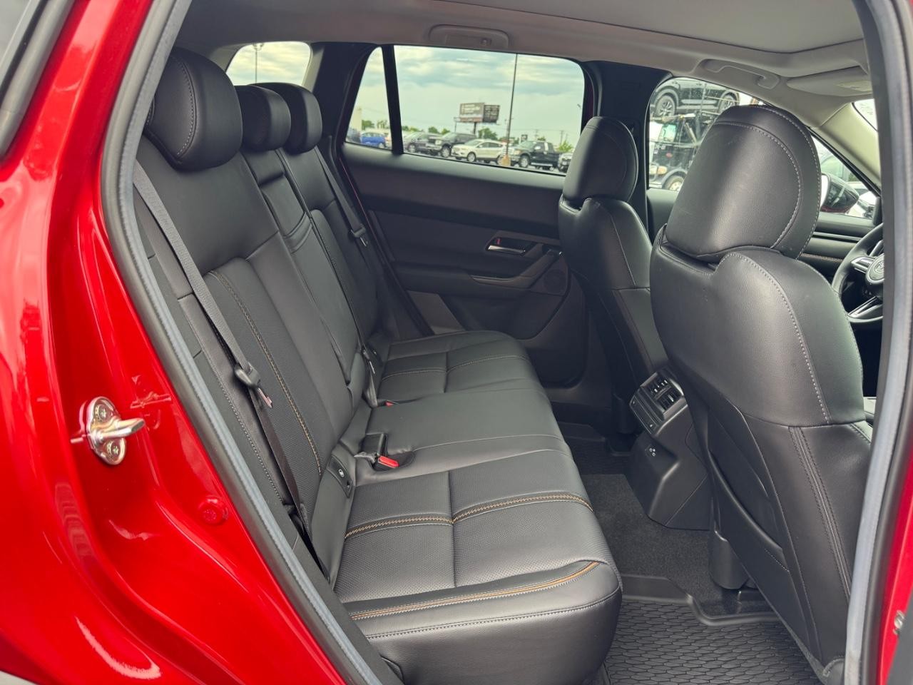 Mazda CX-50 Vehicle Full-screen Gallery Image 11