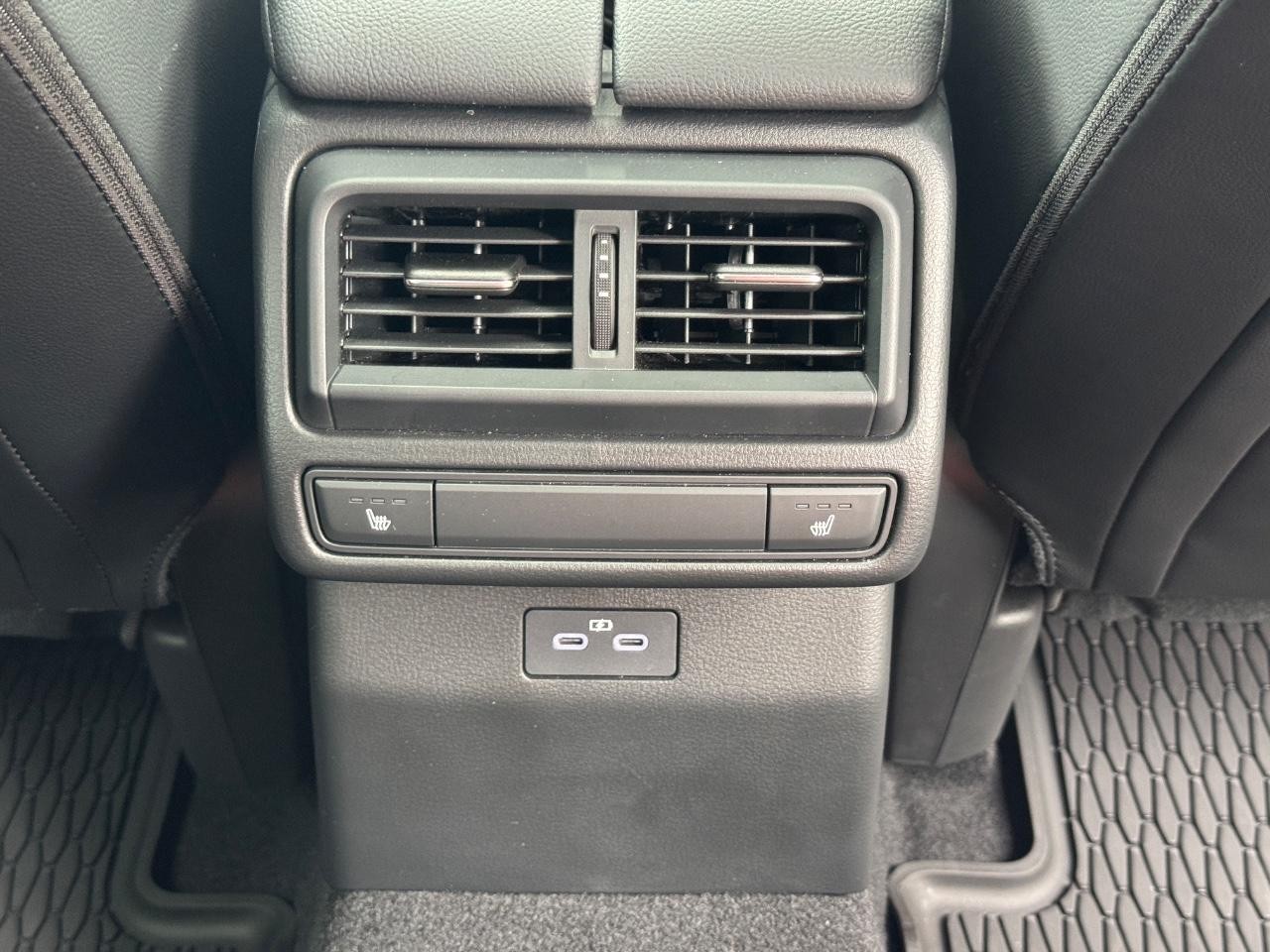 Mazda CX-50 Vehicle Full-screen Gallery Image 17