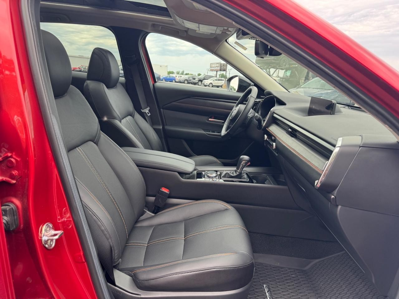 Mazda CX-50 Vehicle Full-screen Gallery Image 18