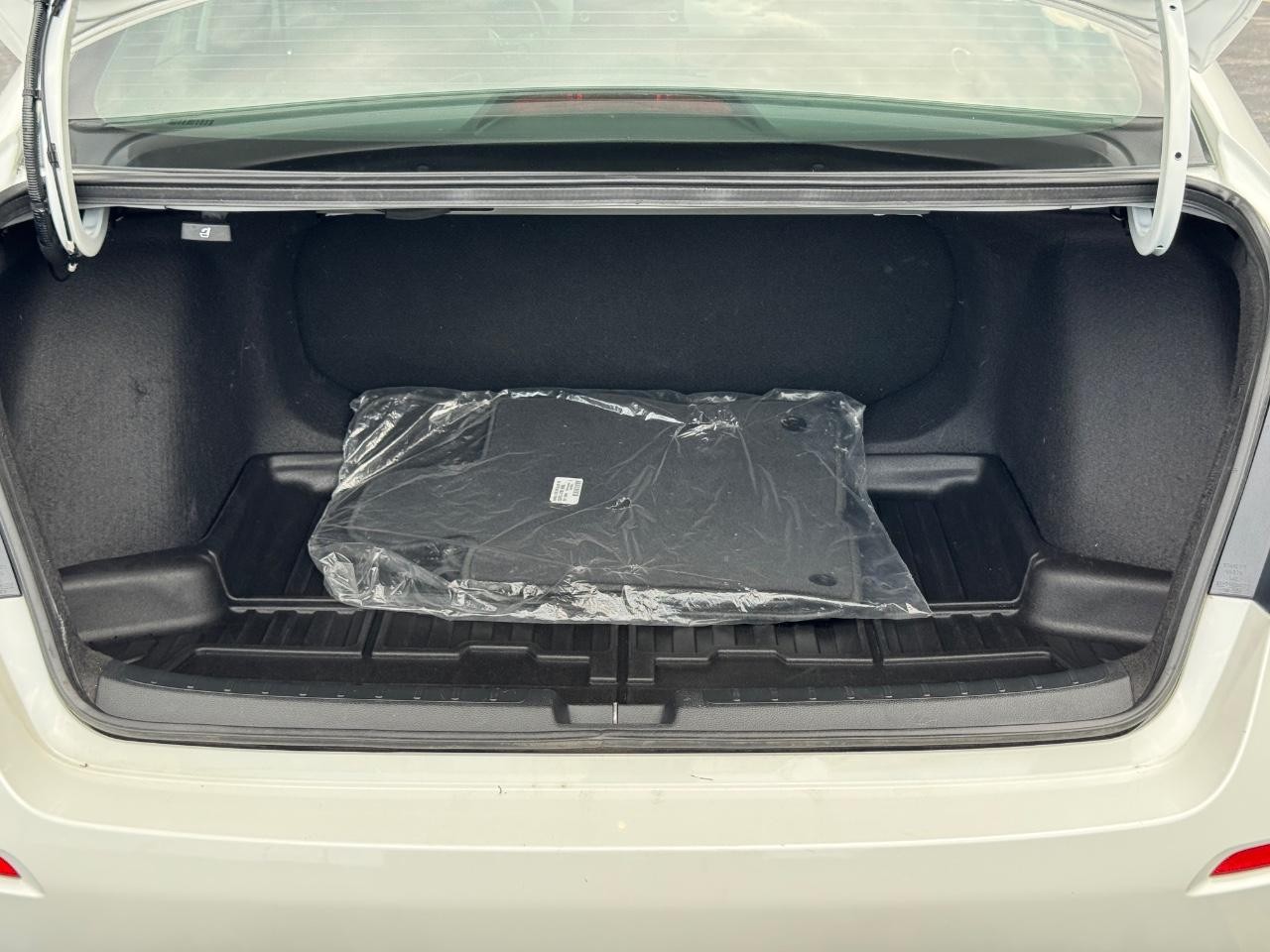 Honda Civic Sedan Vehicle Full-screen Gallery Image 05