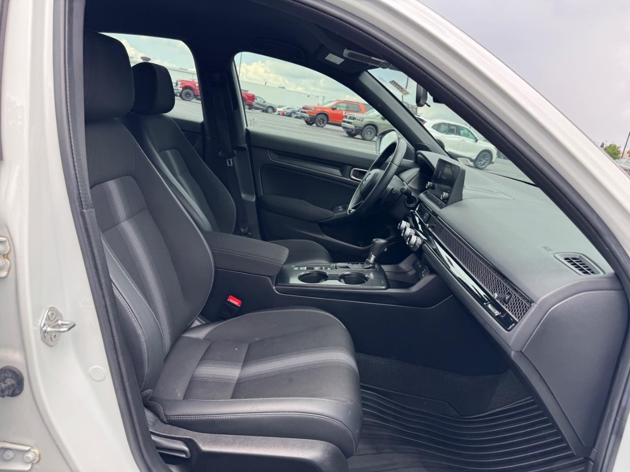 Honda Civic Sedan Vehicle Full-screen Gallery Image 17