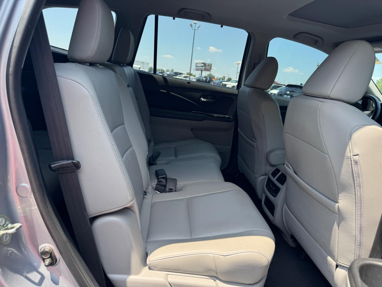 Honda Pilot Vehicle Full-screen Gallery Image 11
