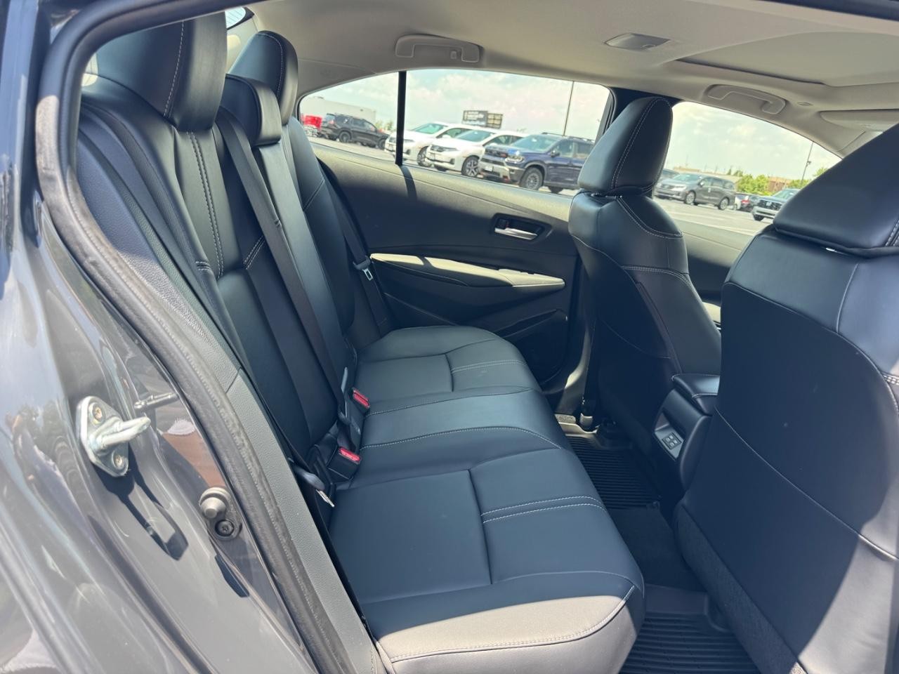 Toyota Corolla Vehicle Full-screen Gallery Image 11