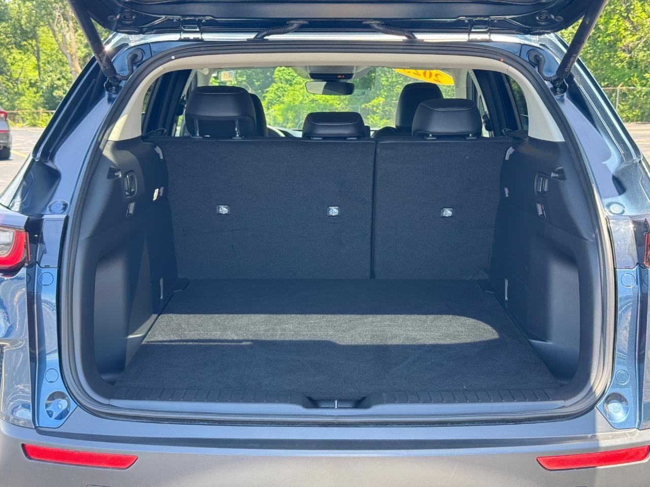 Mazda CX-50 Vehicle Full-screen Gallery Image 05