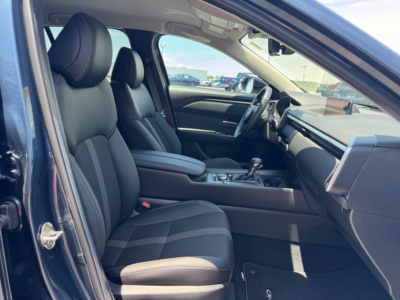 Mazda CX-50 Vehicle Full-screen Gallery Image 18