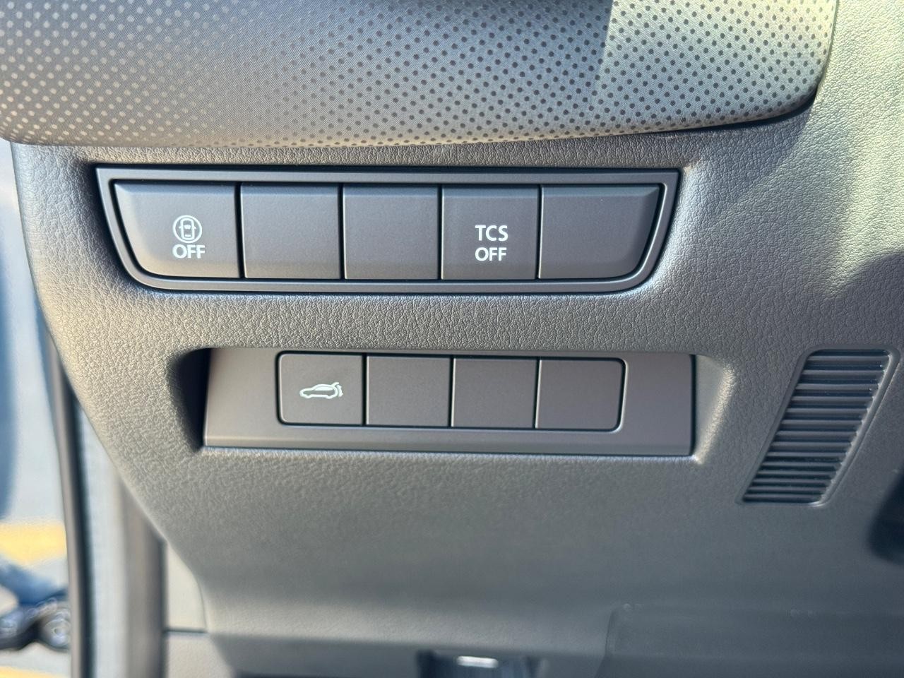 Mazda CX-50 Vehicle Full-screen Gallery Image 23