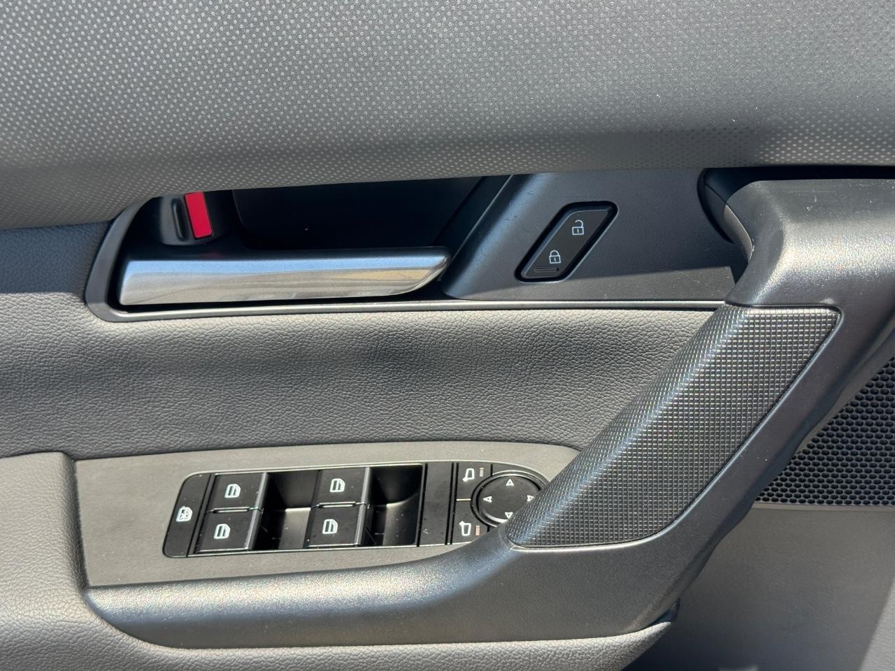 Mazda CX-50 Vehicle Full-screen Gallery Image 25