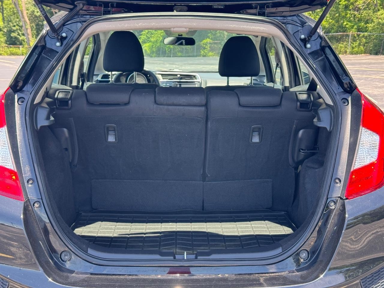 Honda Fit Vehicle Full-screen Gallery Image 05