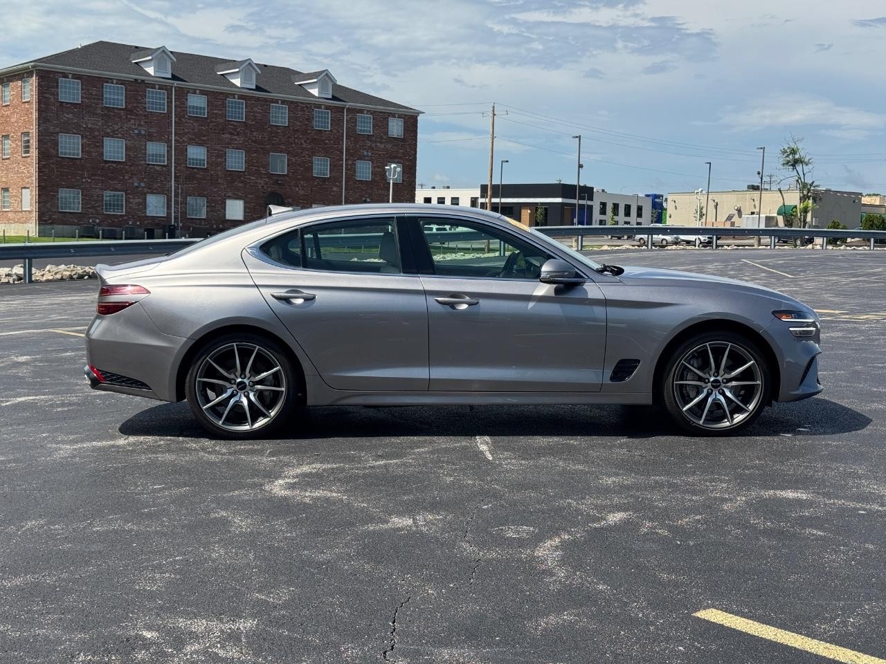 Genesis G70 Vehicle Full-screen Gallery Image 03