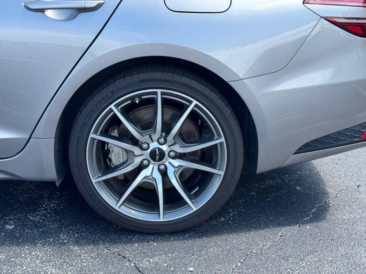 Genesis G70 Vehicle Full-screen Gallery Image 08