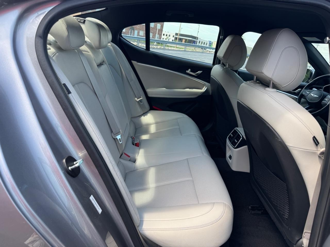 Genesis G70 Vehicle Full-screen Gallery Image 11