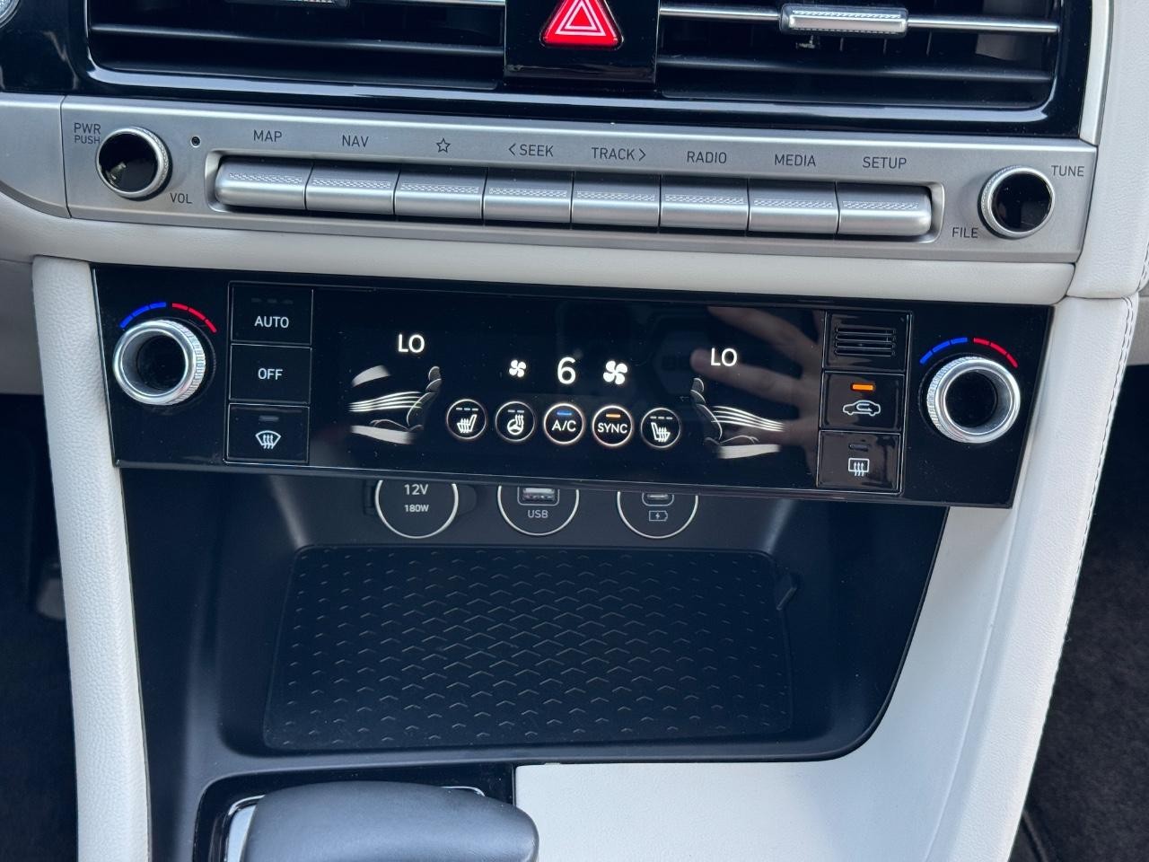 Genesis G70 Vehicle Full-screen Gallery Image 15