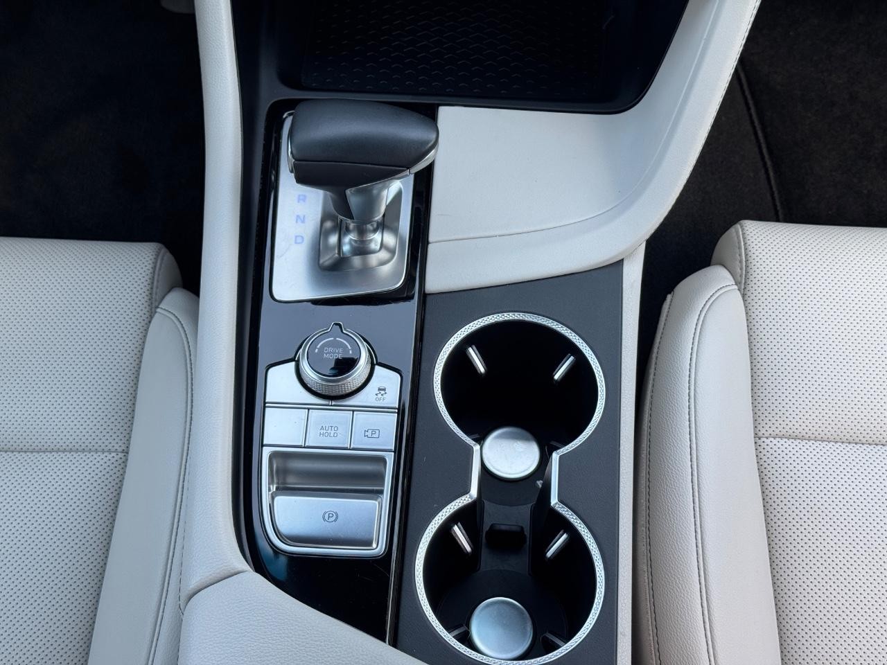 Genesis G70 Vehicle Full-screen Gallery Image 16