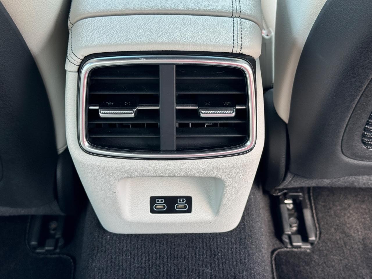 Genesis G70 Vehicle Full-screen Gallery Image 17