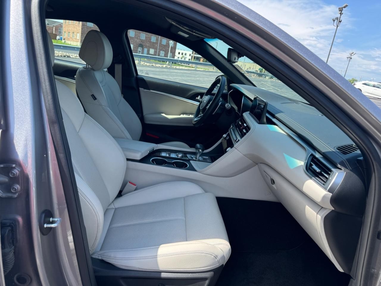Genesis G70 Vehicle Full-screen Gallery Image 18