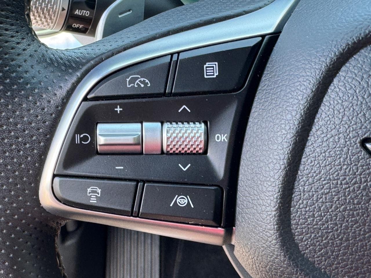 Genesis G70 Vehicle Full-screen Gallery Image 21