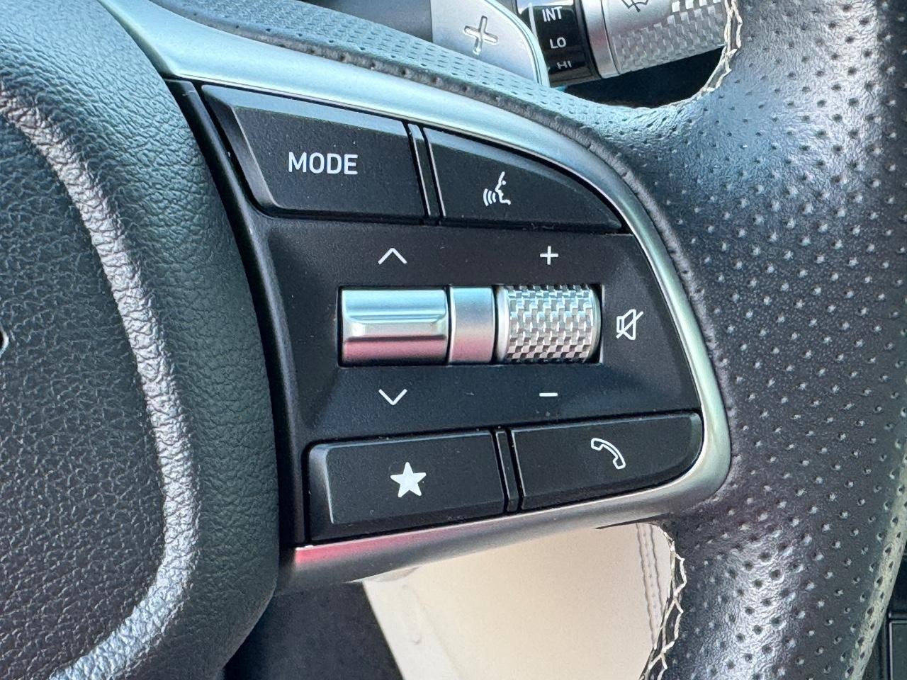 Genesis G70 Vehicle Full-screen Gallery Image 22