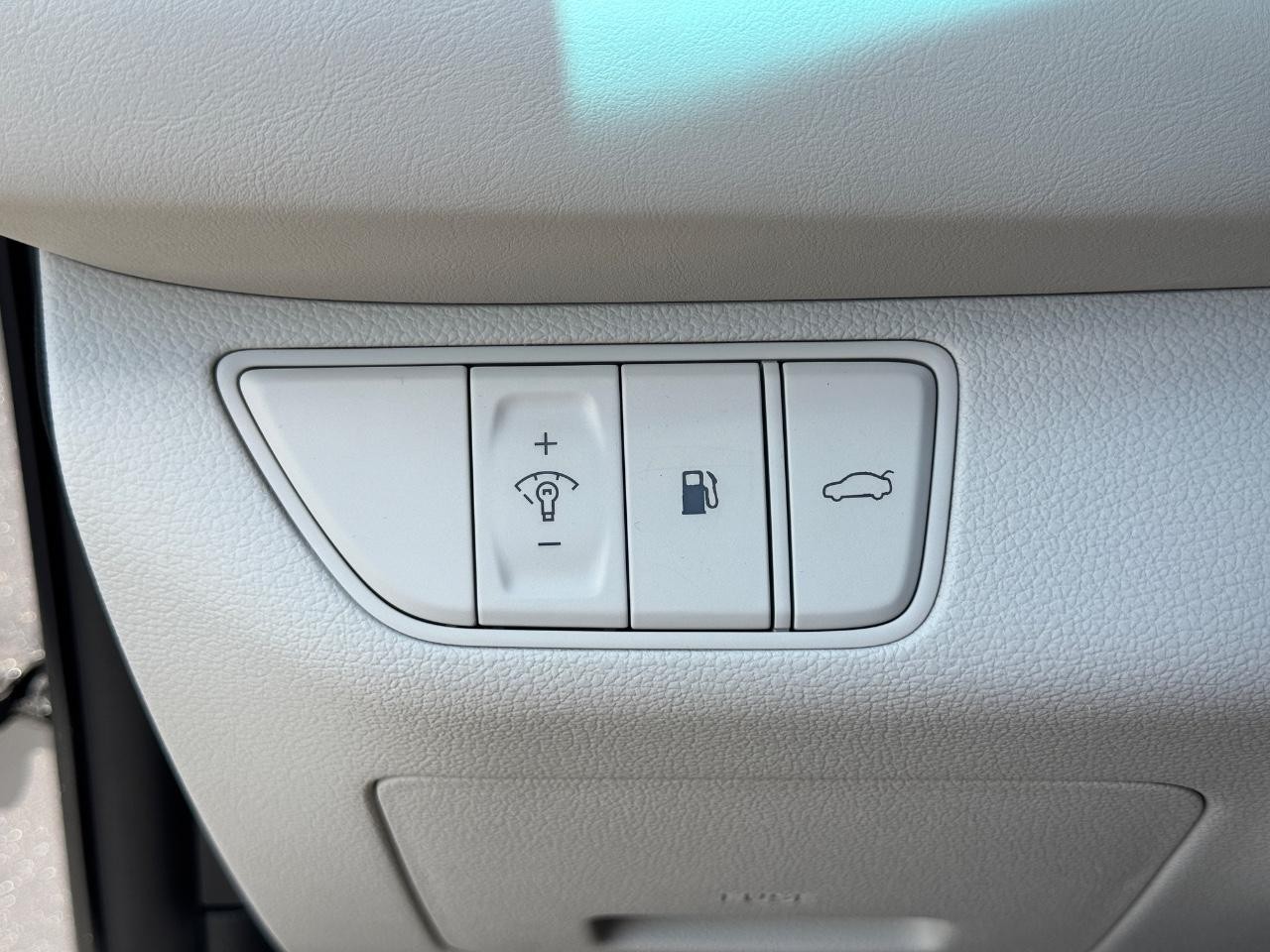 Genesis G70 Vehicle Full-screen Gallery Image 23