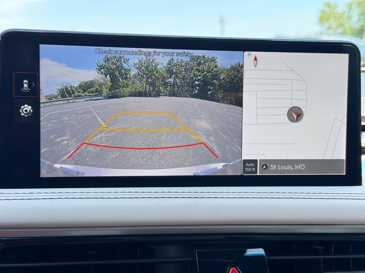 Genesis G70 Vehicle Full-screen Gallery Image 24